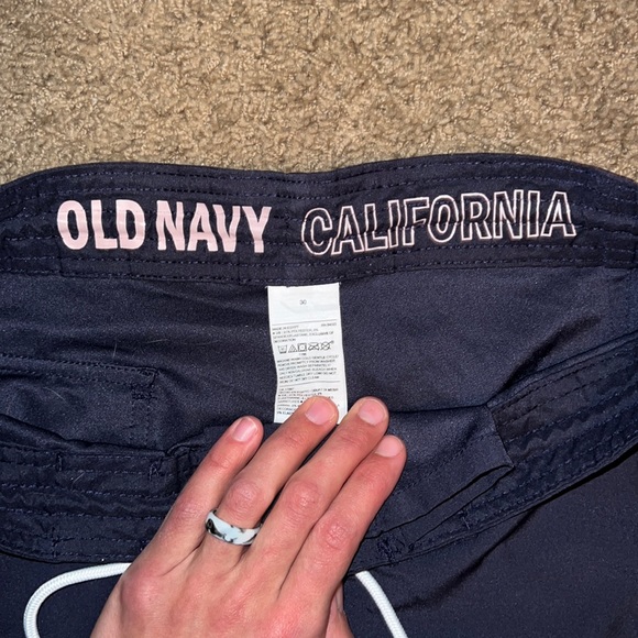 Old Navy Men’s Board Shorts - Picture 2 of 4